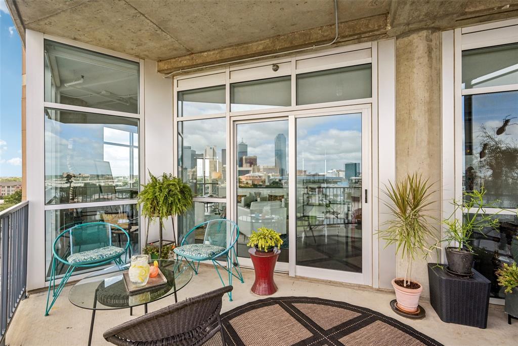 1001 Belleview Street, Unit 708 Dallas, TX 75215 - Photo 30 of 40 a living room with furniture and potted plants
