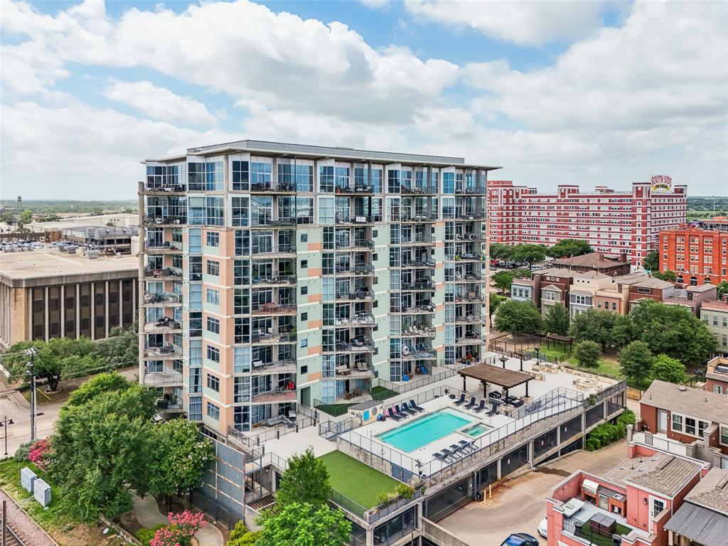 1001 Belleview Street, Unit 708 Dallas, TX 75215 - Photo 33 of 40 a view of a city with tall buildings