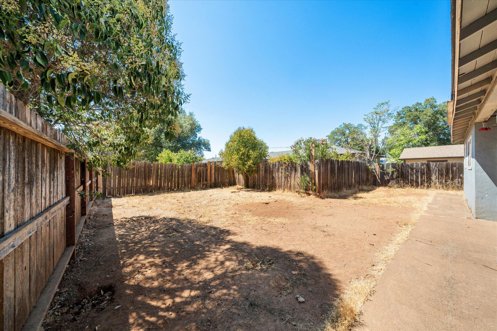 2164 Oxford Road Redding, CA 96002 - Photo 26 of 29 26-BiggerFlow Real Estate Media-26
