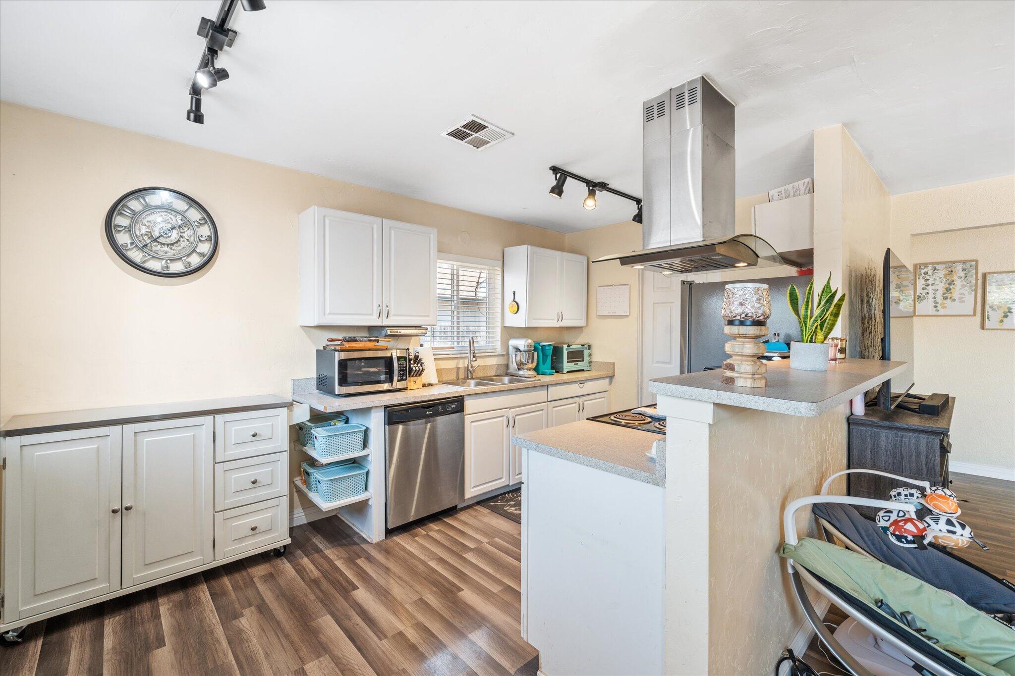 2164 Oxford Road Redding, CA 96002 - Photo 8 of 29 08-BiggerFlow Real Estate Media-8