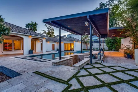 a view of a house with backyard and sitting area