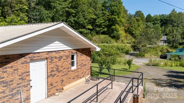 $397,900 | 208 Murdock Road, Bakersville, NC 28705