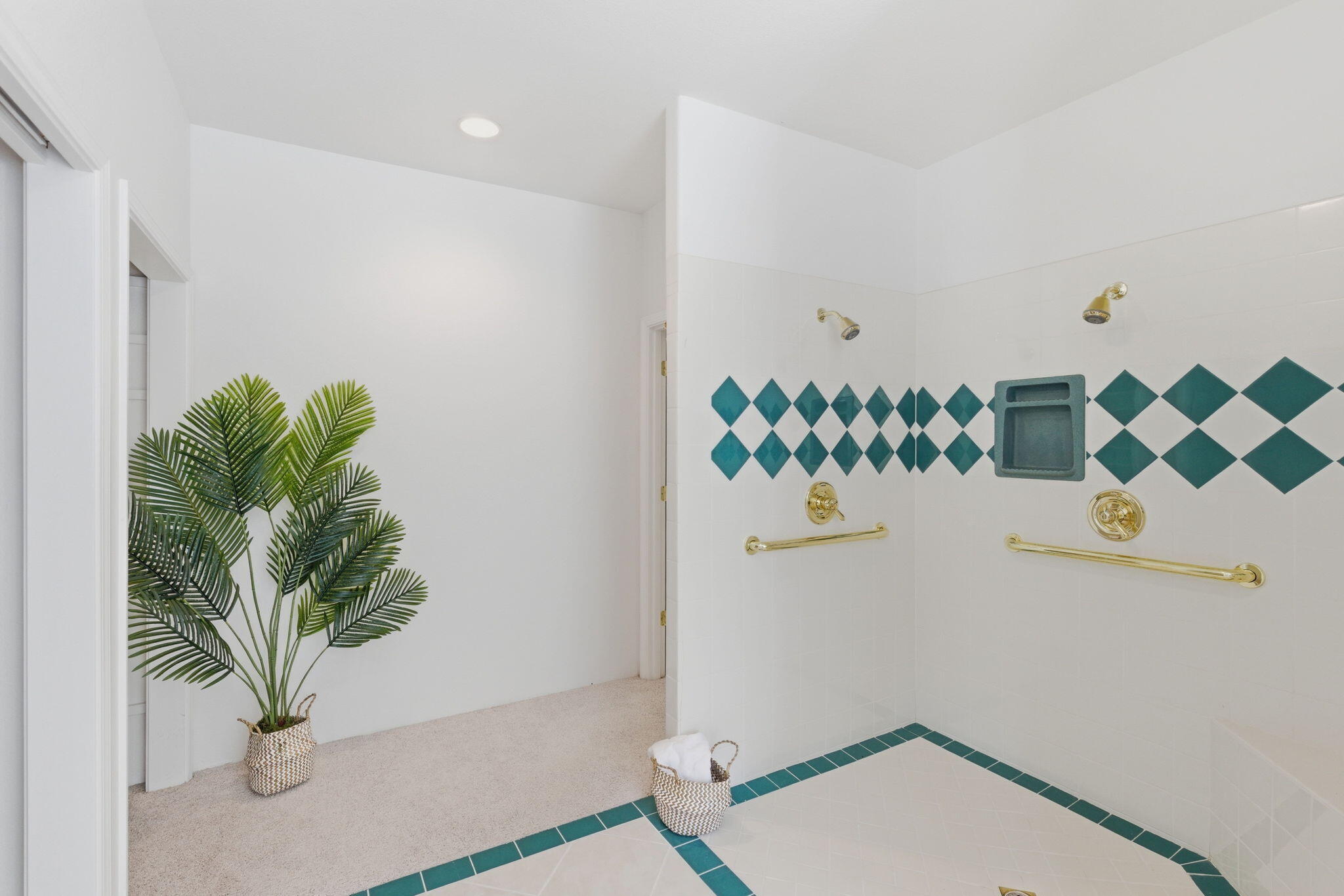 45 Marble Mountain Road Grants Pass, OR 97527 - Photo 14 of 40 Beautiful open concept shower.
