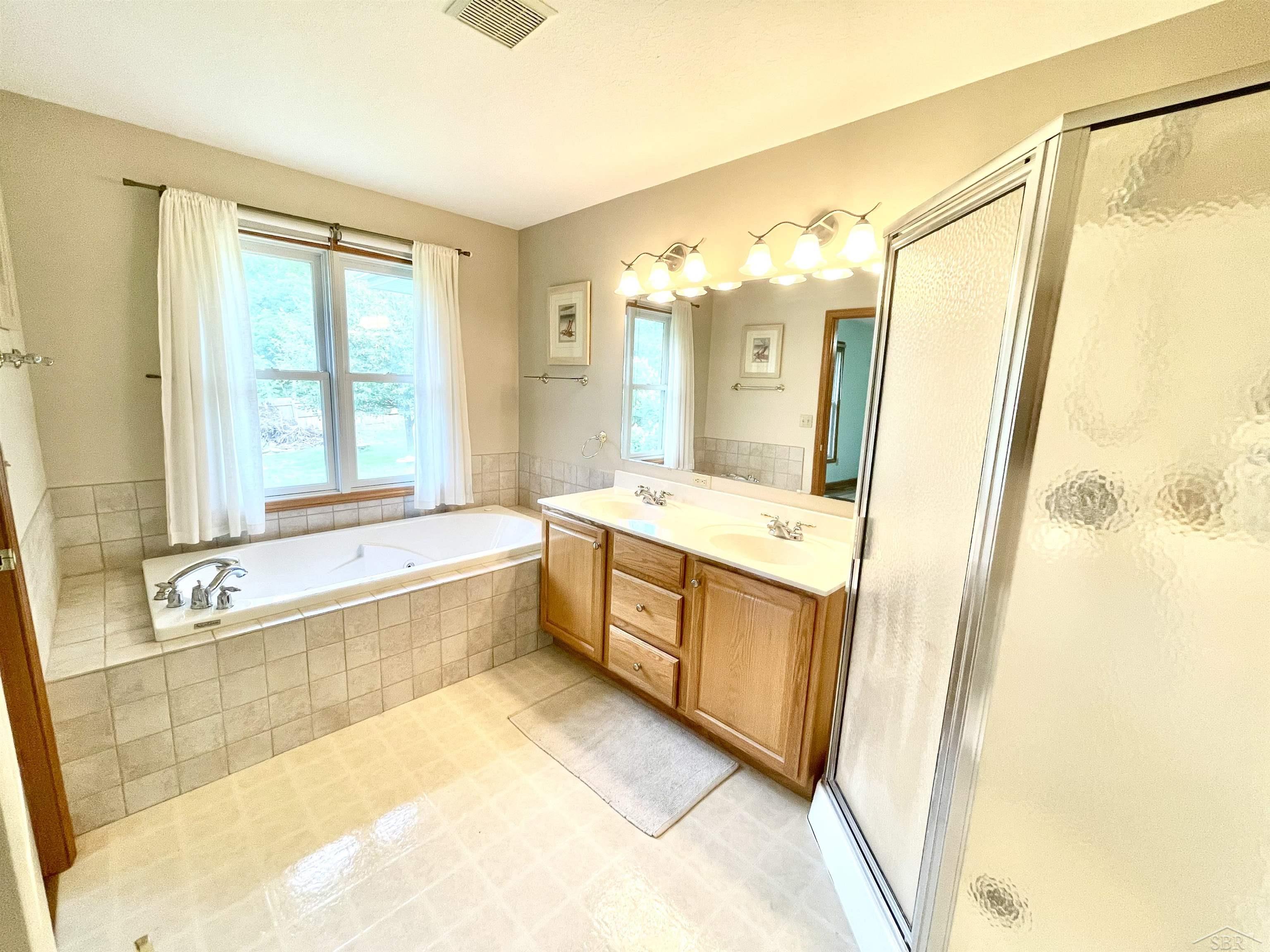3393 Hackett Road Saginaw, MI 48603 - Photo 14 of 36 Master Bath