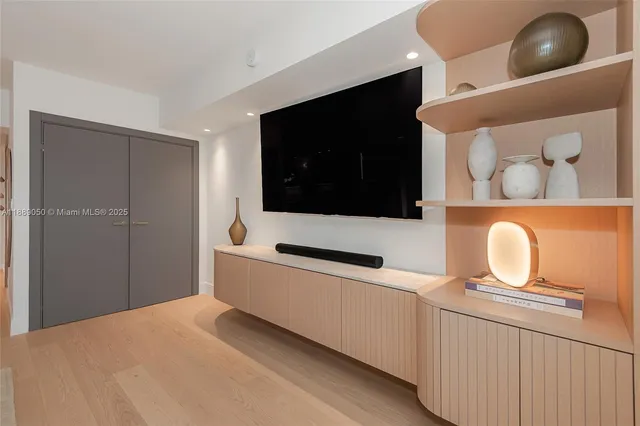 $9,000 | 2301 Collins Avenue, Unit 1527, Miami Beach, FL 33139