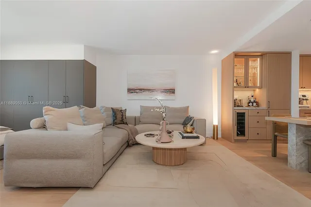 $9,000 | 2301 Collins Avenue, Unit 1527, Miami Beach, FL 33139