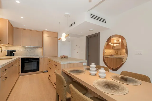 $9,000 | 2301 Collins Avenue, Unit 1527, Miami Beach, FL 33139