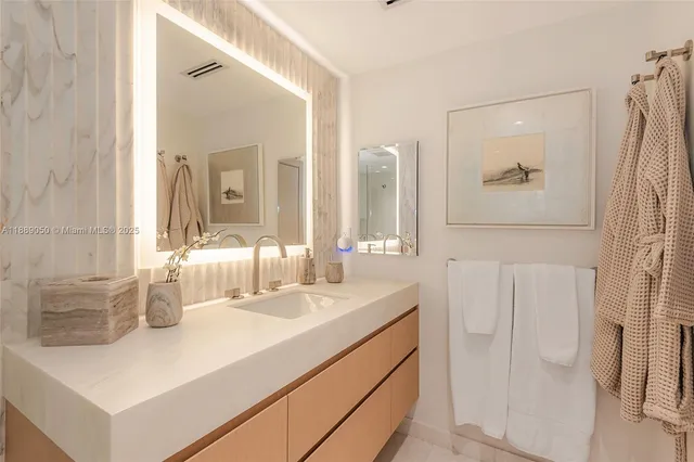 $9,000 | 2301 Collins Avenue, Unit 1527, Miami Beach, FL 33139