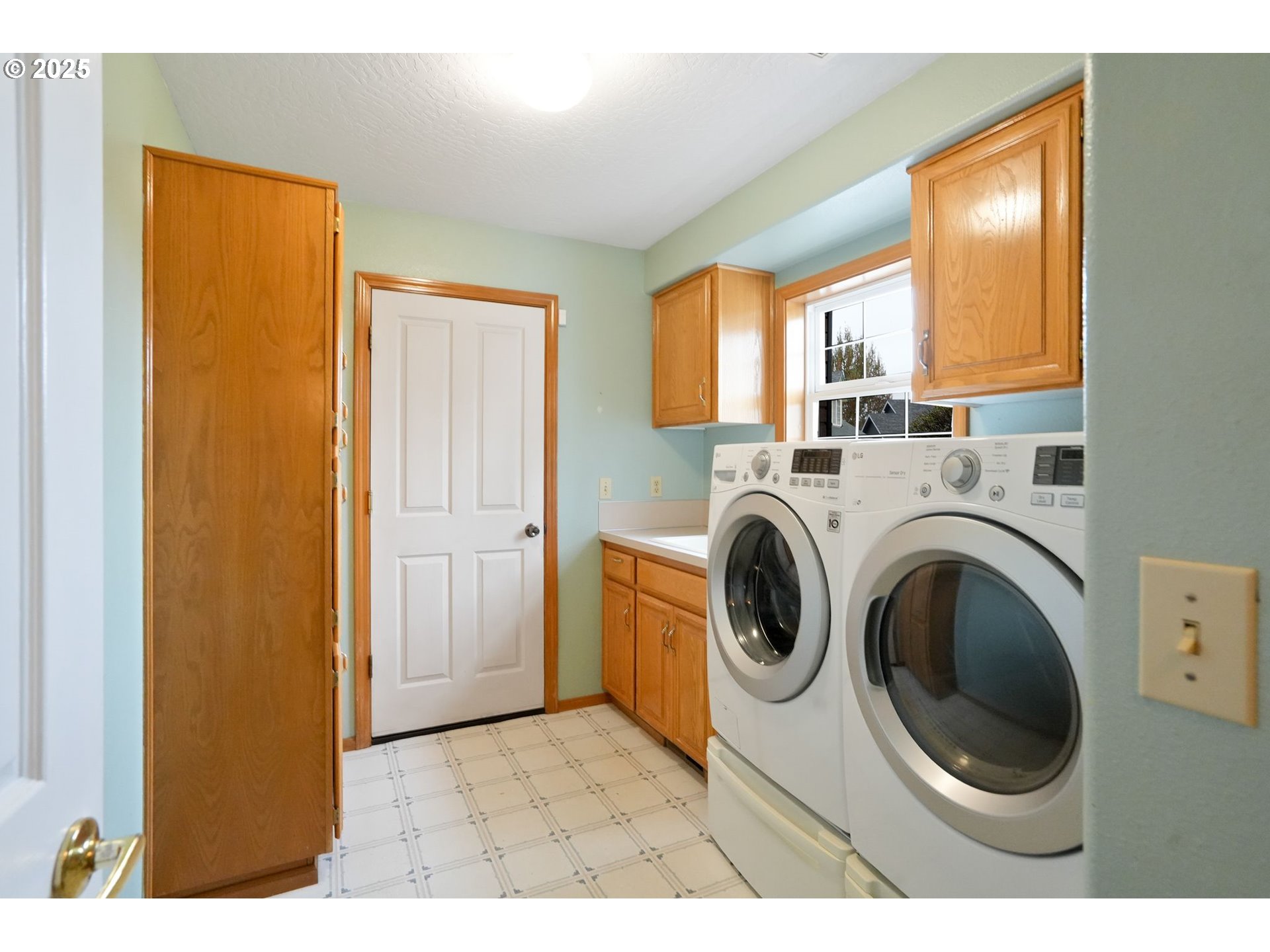 503 Southwest Mistmaiden Court Sublimity, OR 97385 - Photo 21 of 47 a view of a bedroom with washer and dryer