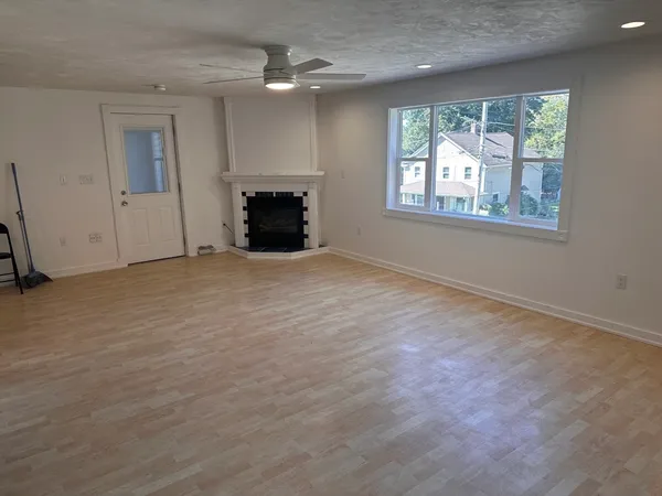 $1,800 | 39 Raymond Street, Unit R, Franklin, MA 02038