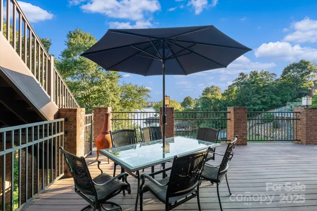 a view of house and outdoor space