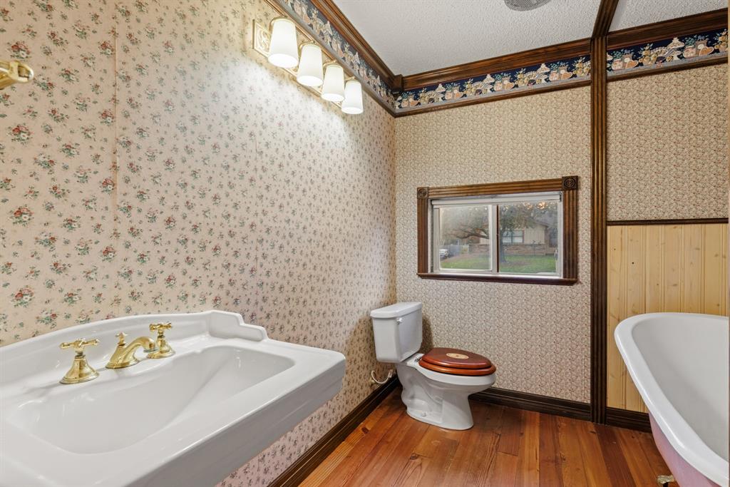 100 Linden Lane Hewitt, TX 76643 - Photo 18 of 31 a bathroom with a toilet and a sink