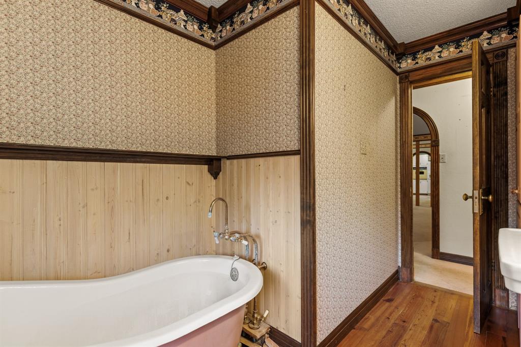 100 Linden Lane Hewitt, TX 76643 - Photo 19 of 31 a bathroom with a bathtub and shower