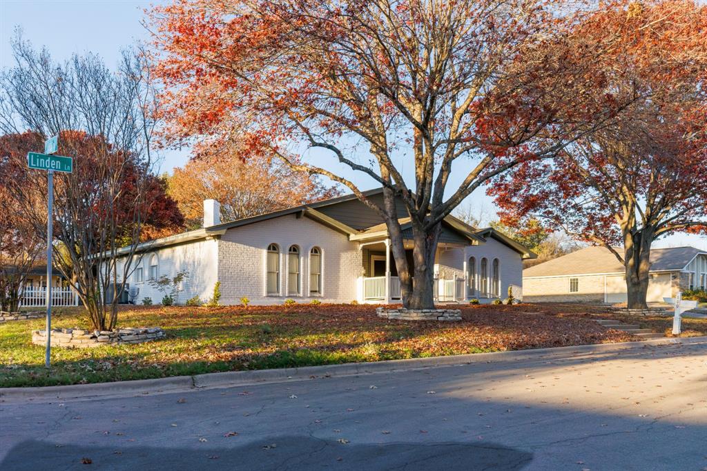 100 Linden Lane Hewitt, TX 76643 - Photo 3 of 31 a front view of a house with a yard