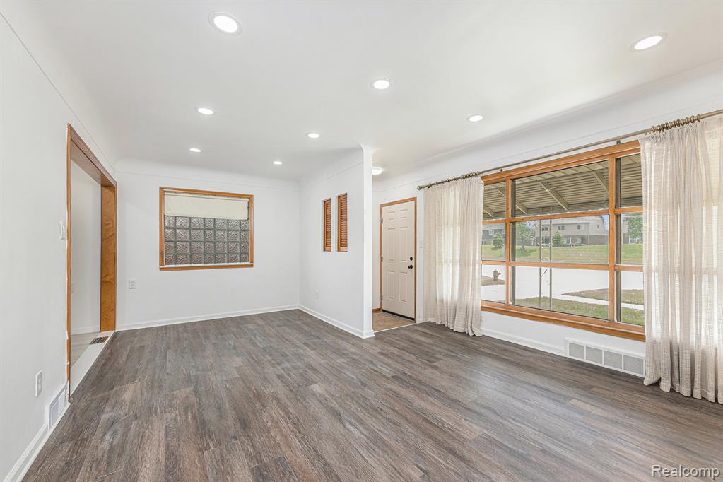 5239 East Thirteen Mile Road Warren, MI 48092 - Photo 4 of 16