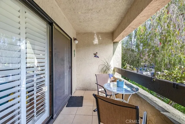 a view of a parking area