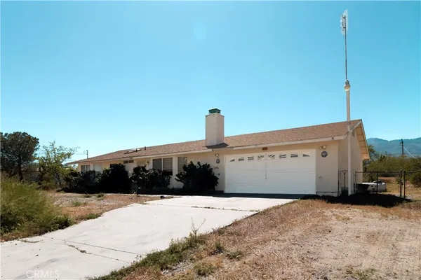 $2,000 | 32303 Sapphire Road, Lucerne Valley, CA 92356