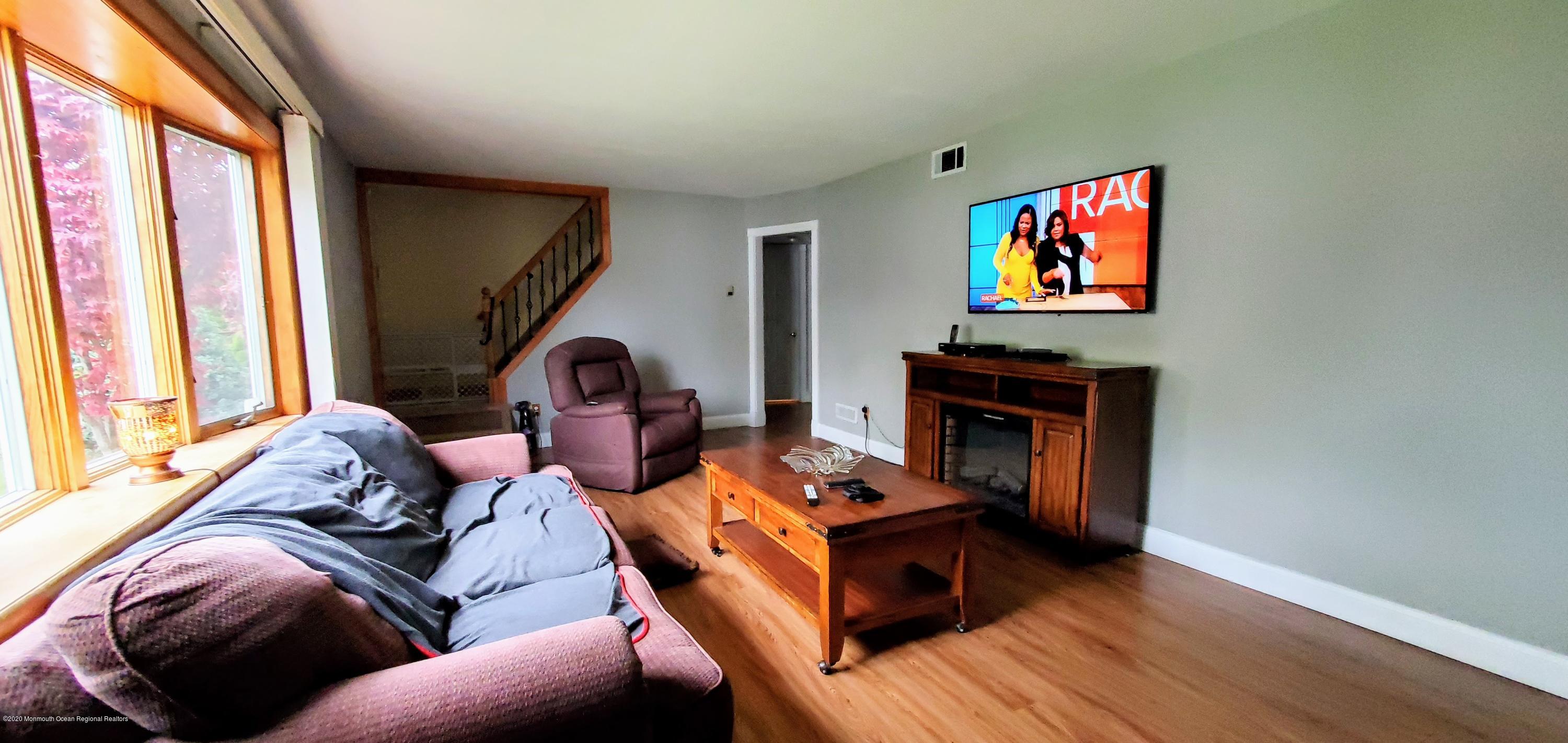 3 Knollwood Road Edison, NJ 08817 - Photo 3 of 19 3 E. Knollwood
