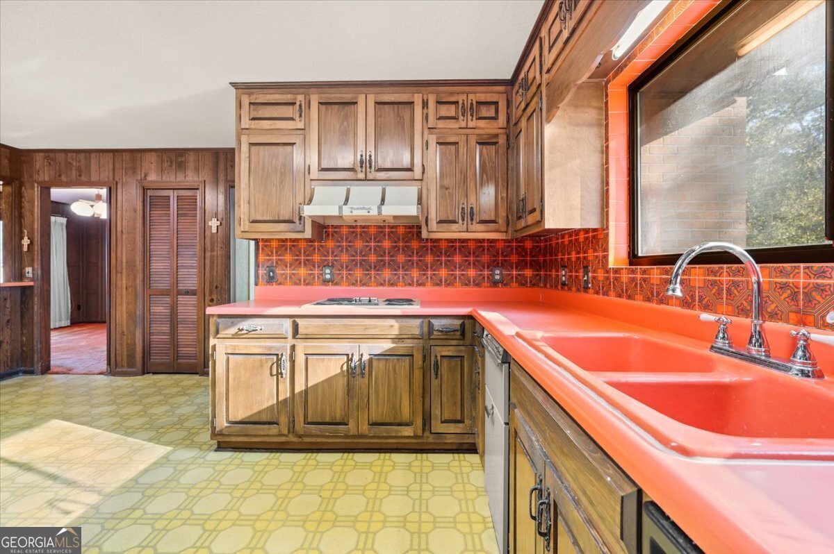 2066 Cherokee Street Waycross, GA 31503 - Photo 20 of 56 a bathroom with a sink vanity granite tub shower and mirror