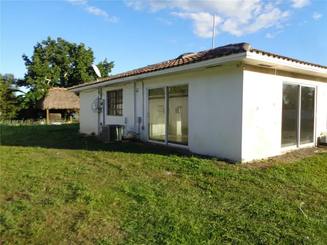 a view of a house with backyard