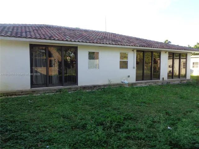 a view of a house with backyard