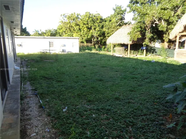 a view of a back yard