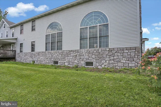 a view of livingroom with an empty space