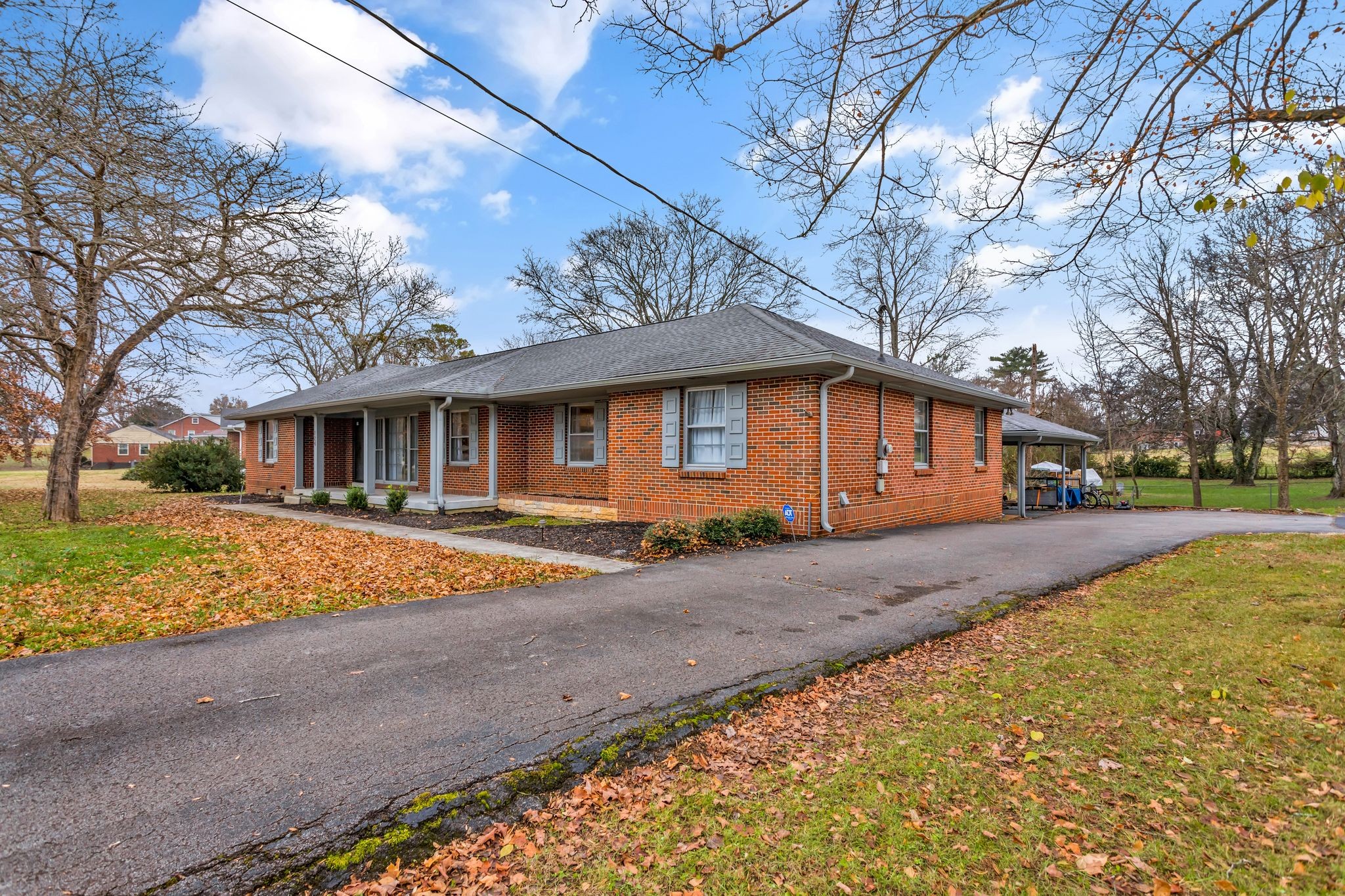 124 North Laurel Circle Columbia, TN 38401 - Photo 2 of 40 a front view of a house with a yard and garage