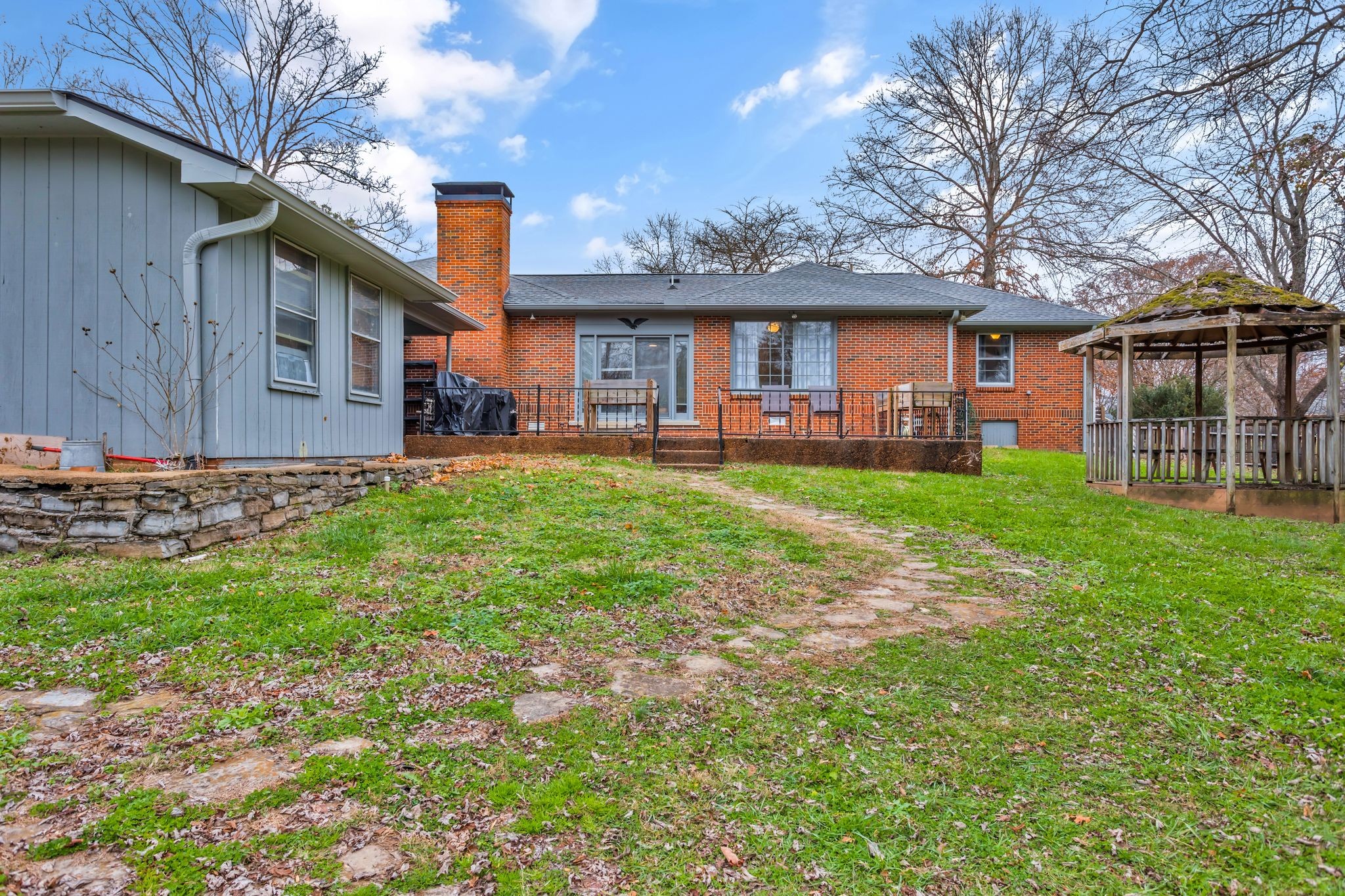 124 North Laurel Circle Columbia, TN 38401 - Photo 34 of 40 a front view of a house with a garden and trees