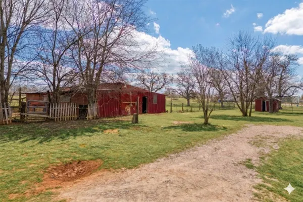 a view of a yard with a house