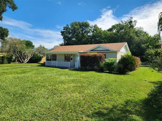 a view of a yard in front of house