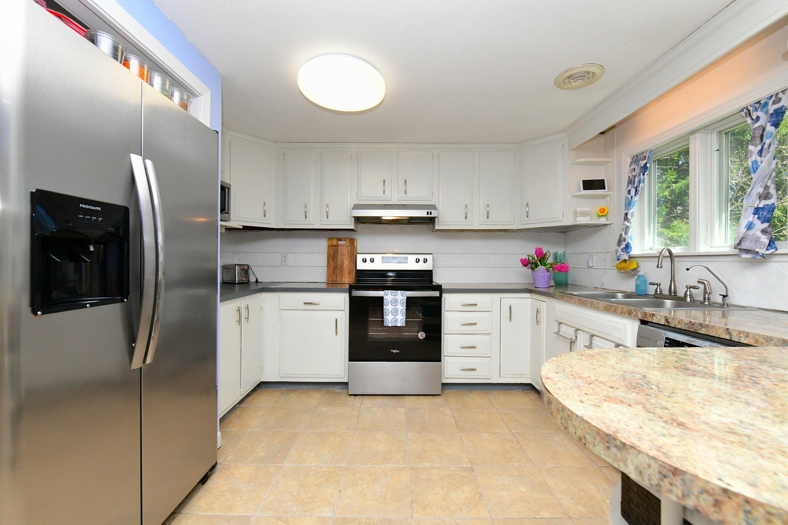 24 Lakewood Road Sagamore Beach, MA 02562 - Photo 5 of 44 2026-04-21-22-33-23-735