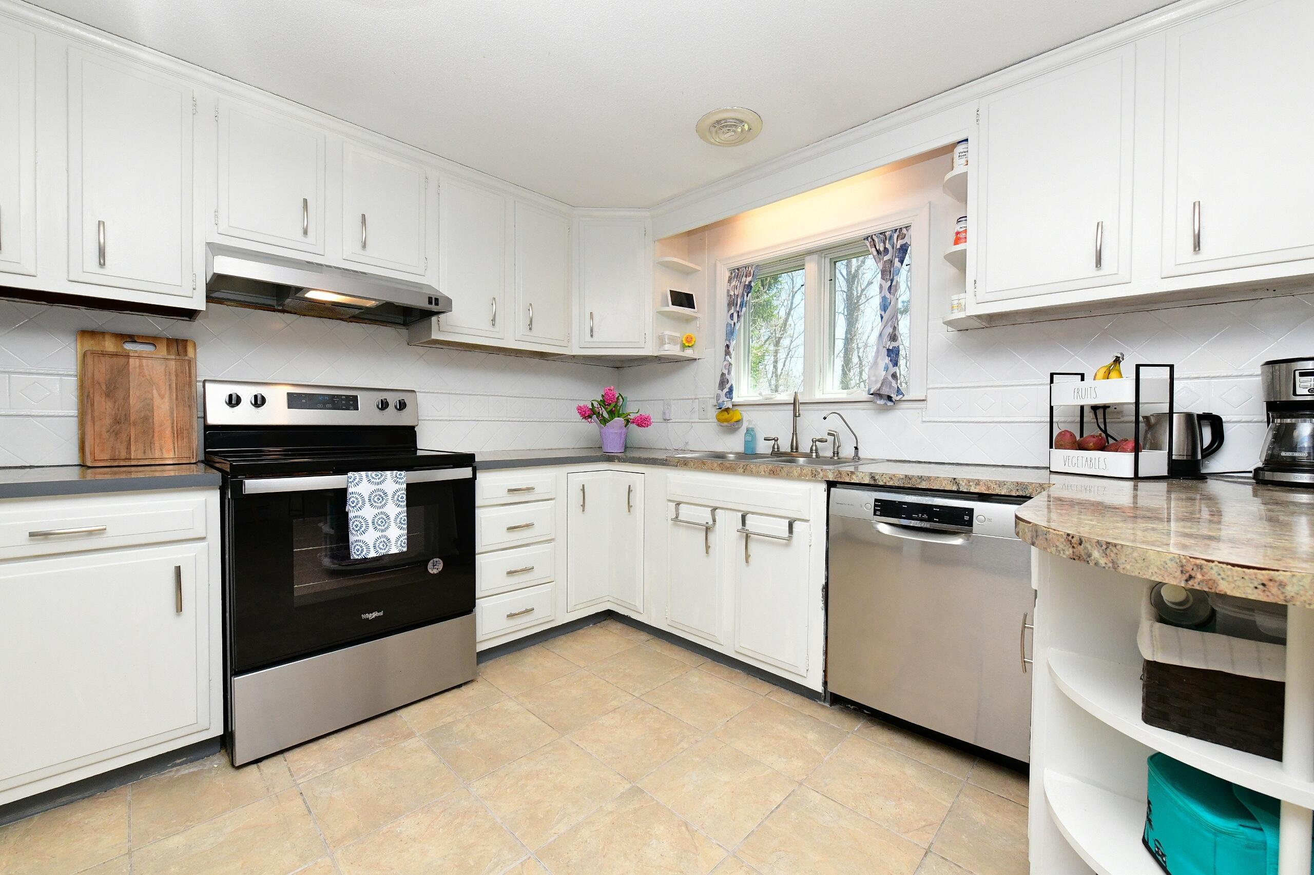 24 Lakewood Road Sagamore Beach, MA 02562 - Photo 6 of 44 2026-04-21-22-32-31-944