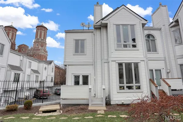 $170,000 | 8 Columbus Square Drive, St. Louis, MO 63101