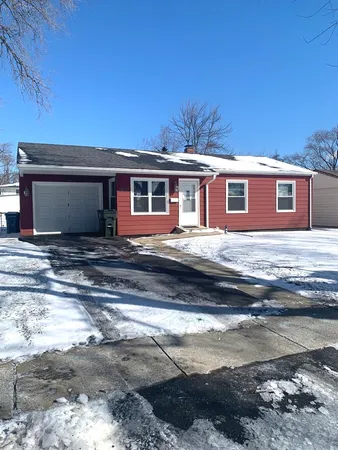 a view of house with a yard