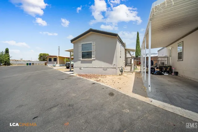 a view of a outdoor space with a house