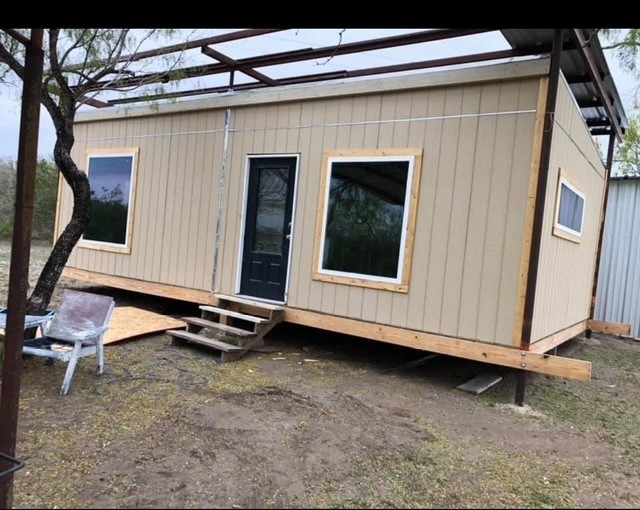 211 County Road 229 Three Rivers, TX 78071 - Photo 6 of 18 a view of a room with gym equipment