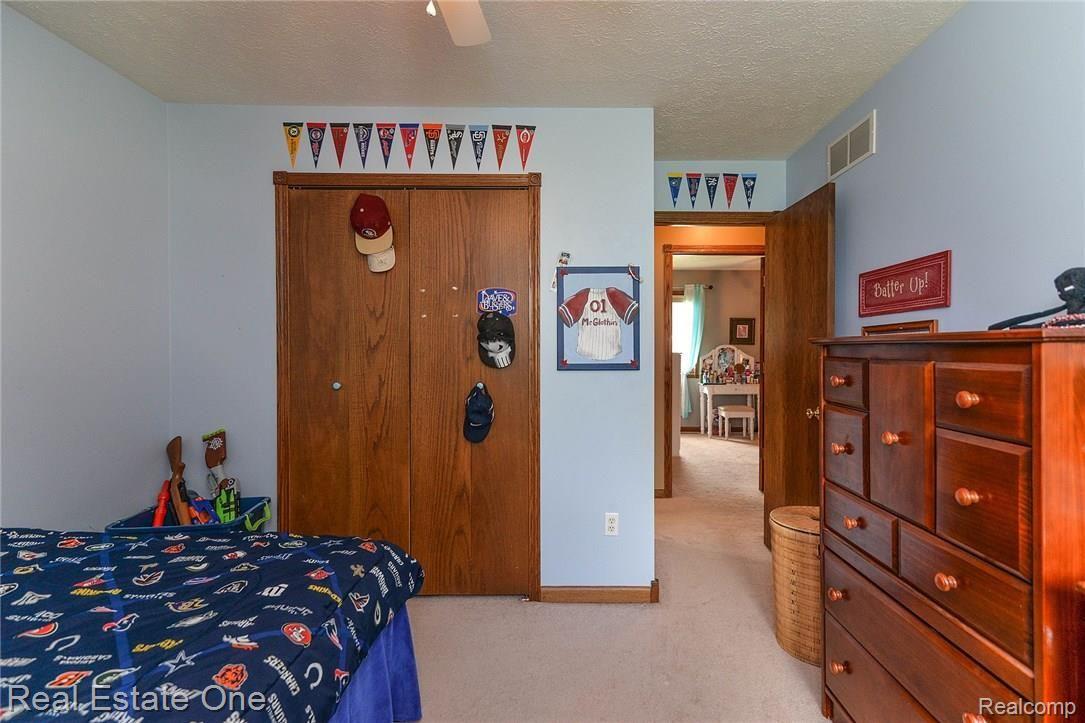 255 Triangle Lake Road Howell, MI 48843 - Photo 17 of 48 27_15.jpg