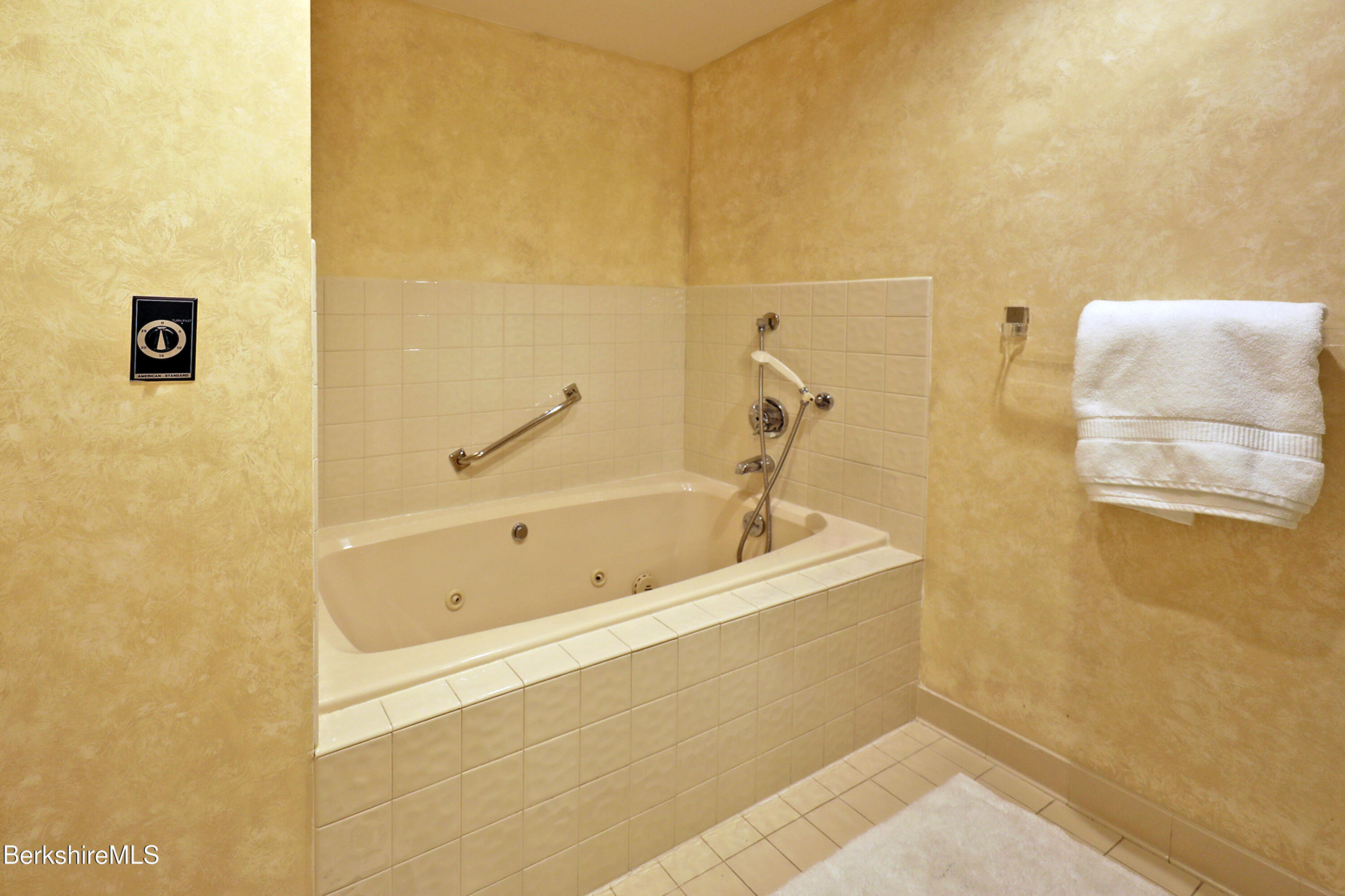 19 Hawthorne Road, Unit GH 4 Stockbridge, MA 01262 - Photo 30 of 46 a bathroom with a bathtub