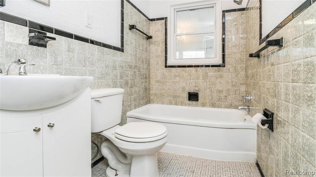 16741 East 8 Mile Road Eastpointe, MI 48021 - Photo 10 of 31