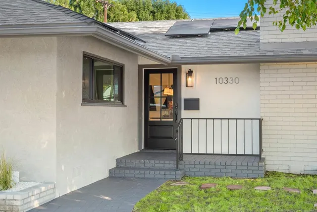 a view of entrance of the house