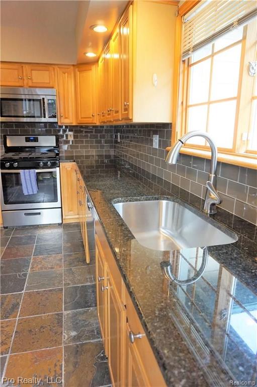 21045 Gill Road Farmington Hills, MI 48335 - Photo 5 of 19
