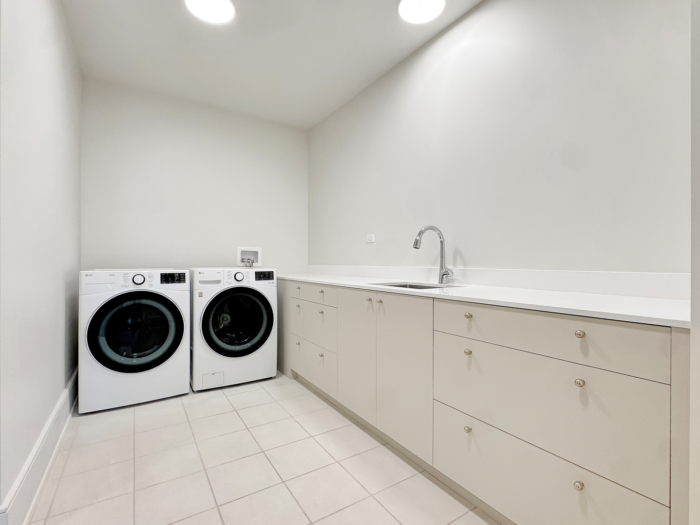 21 North May Street, Unit 802 Chicago, IL 60607 - Photo 36 of 50 a utility room with sink dryer and washer