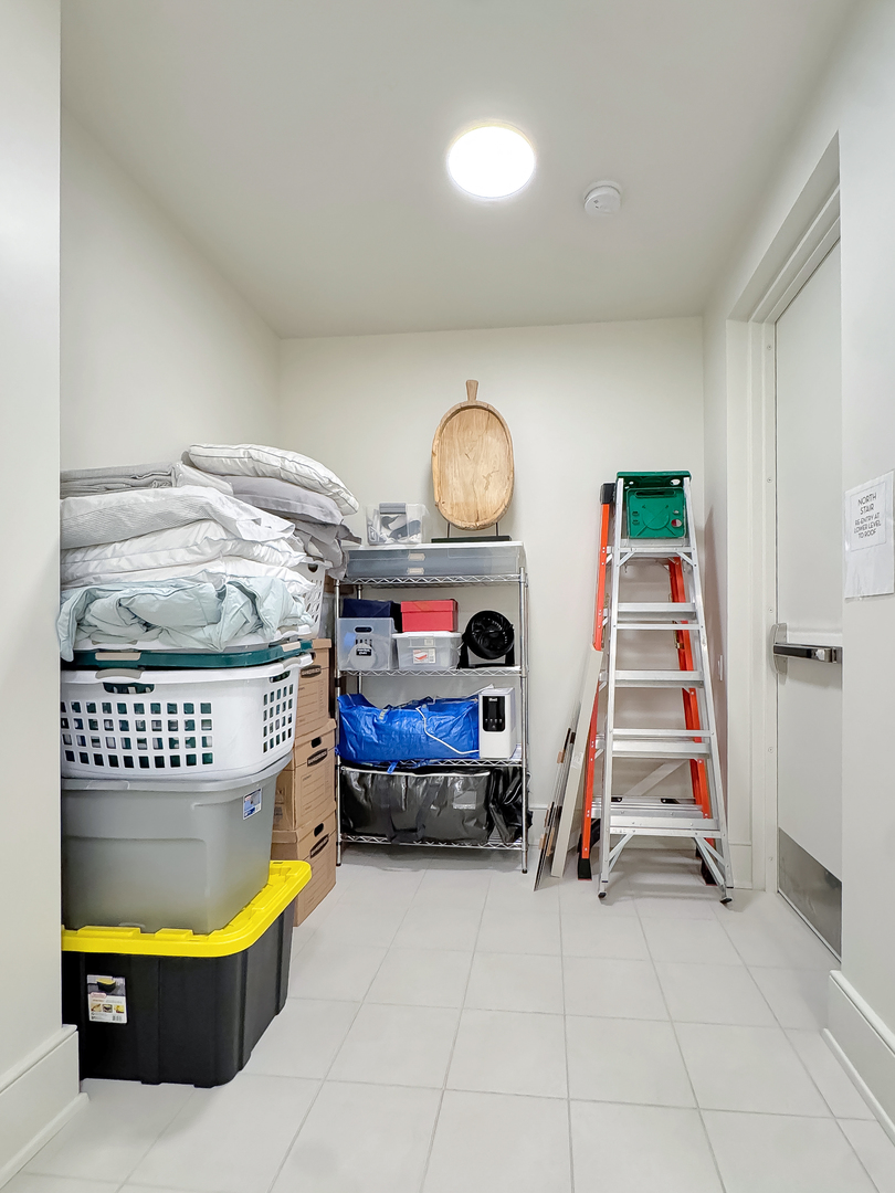 21 North May Street, Unit 802 Chicago, IL 60607 - Photo 37 of 50 a living room with furniture gym equipment and a chandelier