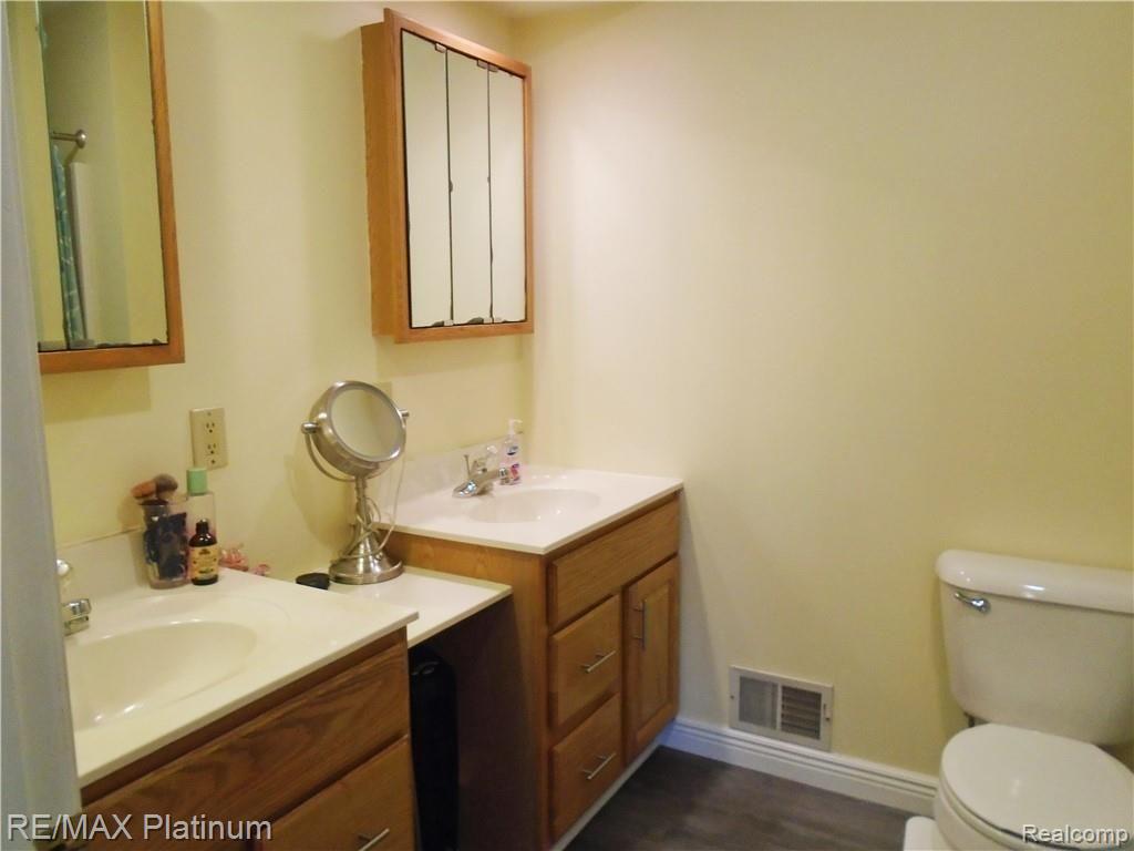 3813 Ponchartrain Pinckney, MI 48169 - Photo 9 of 21 bath 1.jpg