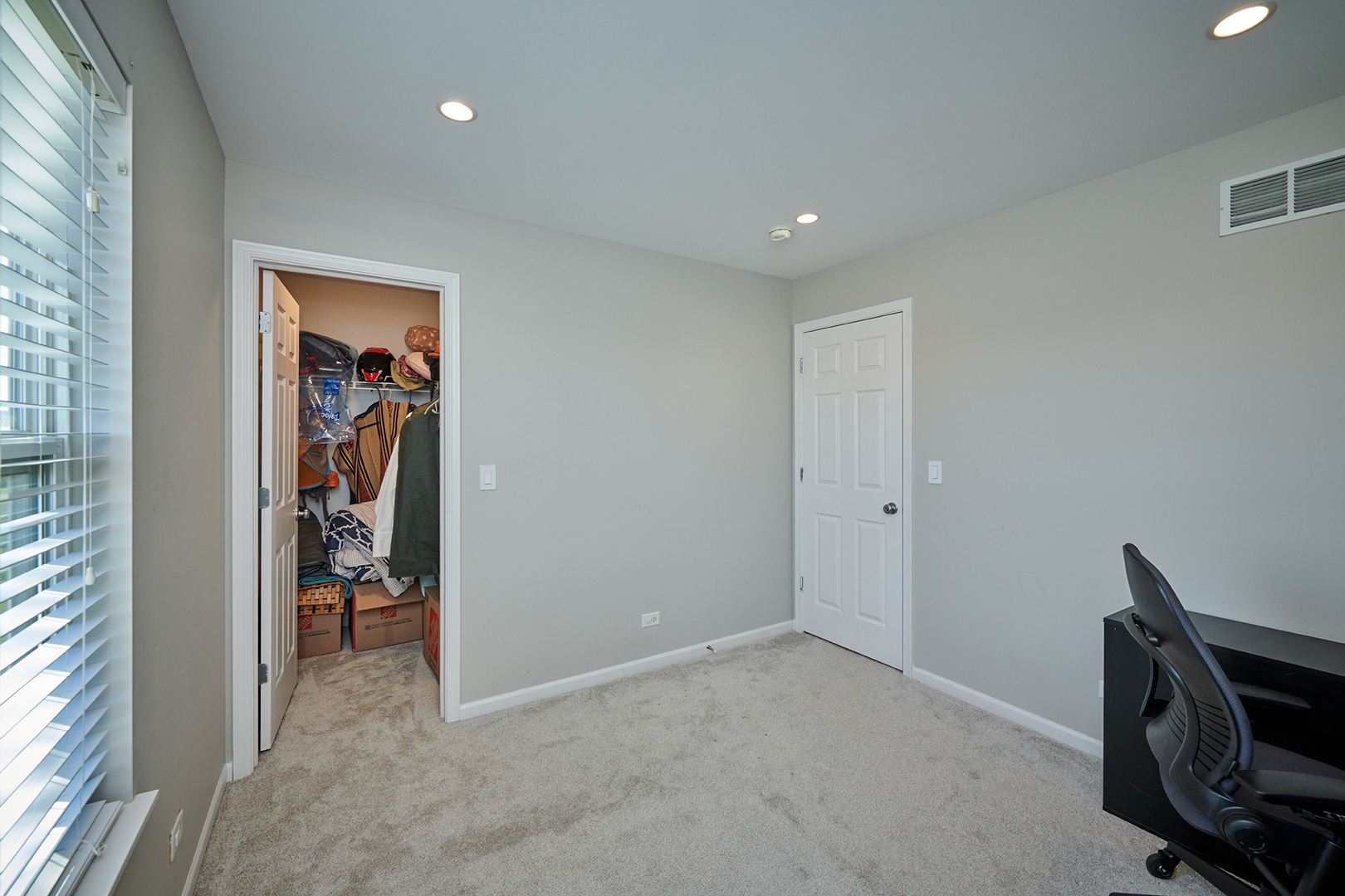 312 Shelbourne Road Volo, IL 60073 - Photo 14 of 54 a view of a hallway with workspace