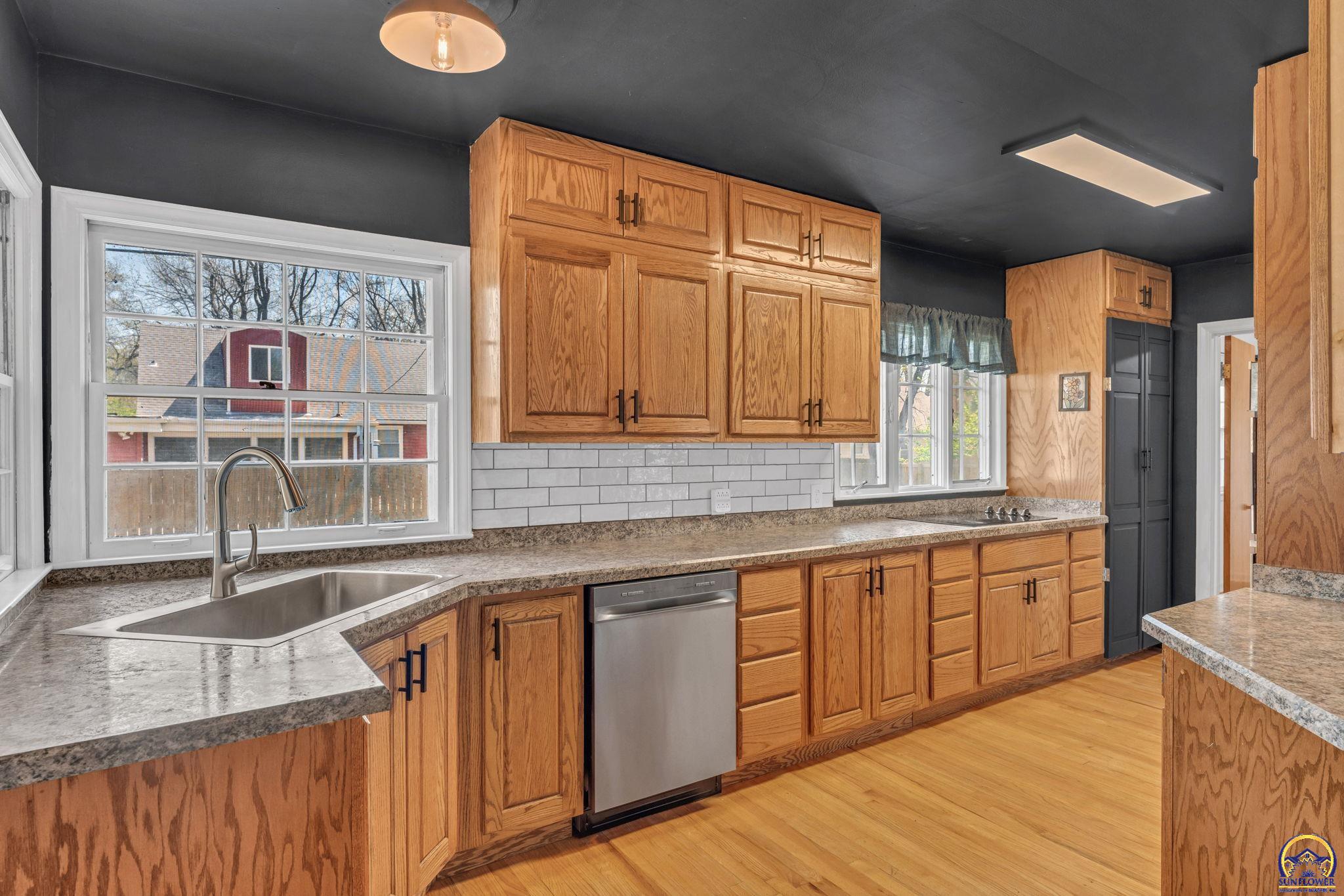 2016 Southwest James Street Topeka, KS 66604 - Photo 17 of 44