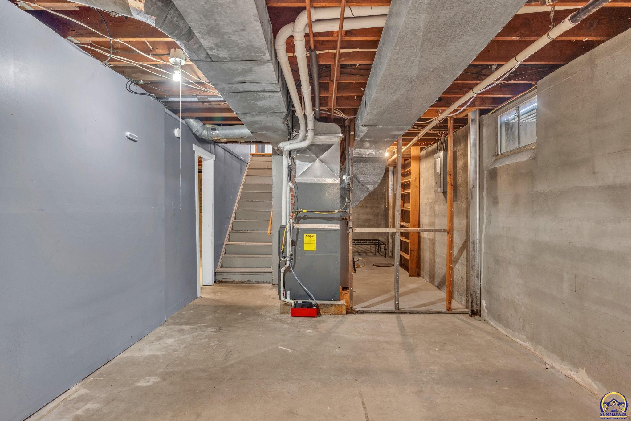 2016 Southwest James Street Topeka, KS 66604 - Photo 35 of 44