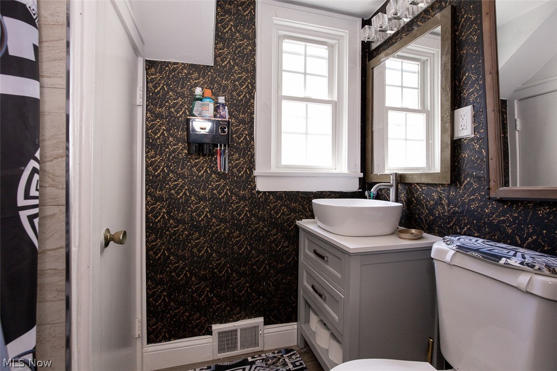 982 Roanoke Road Cleveland Heights, OH 44121 - Photo 20 of 33 Bathroom with tub.