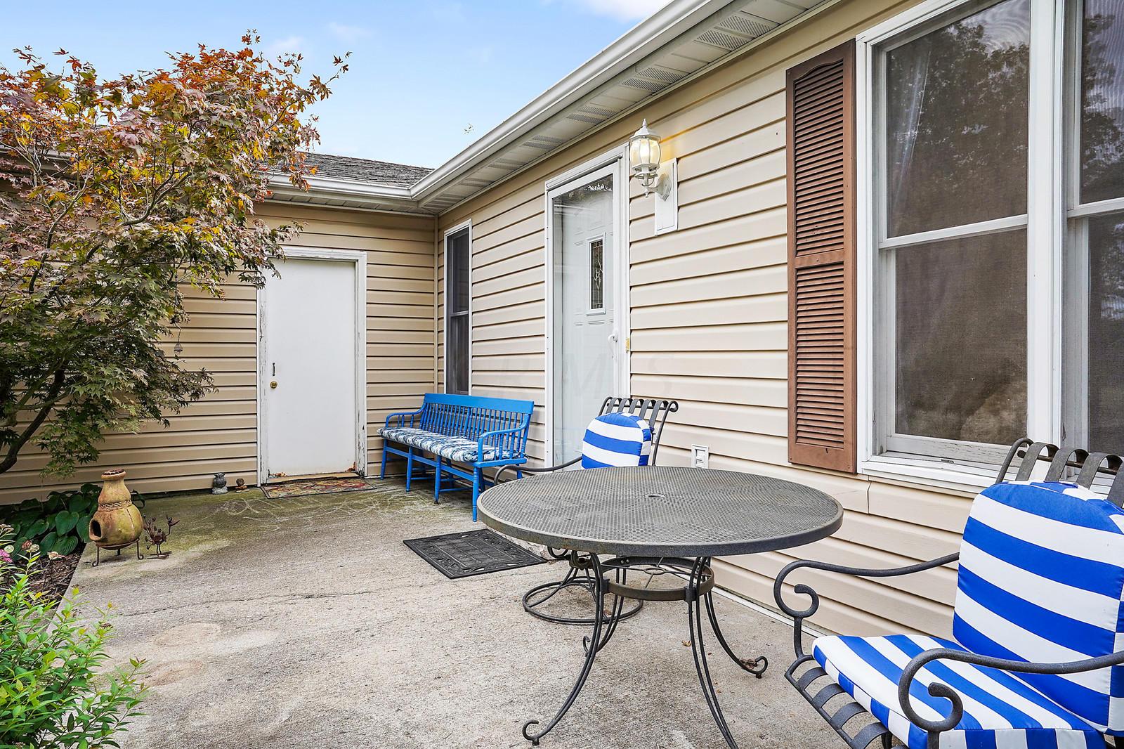 10932 York Road Southwest Baltimore, OH 43105 - Photo 4 of 33
